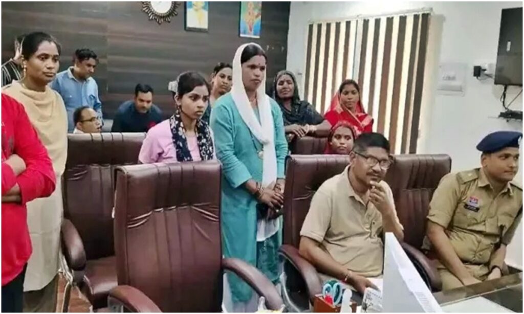 शिकायत करते पीड़ित